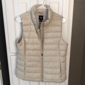 NWT Gap light tan puffer vest M